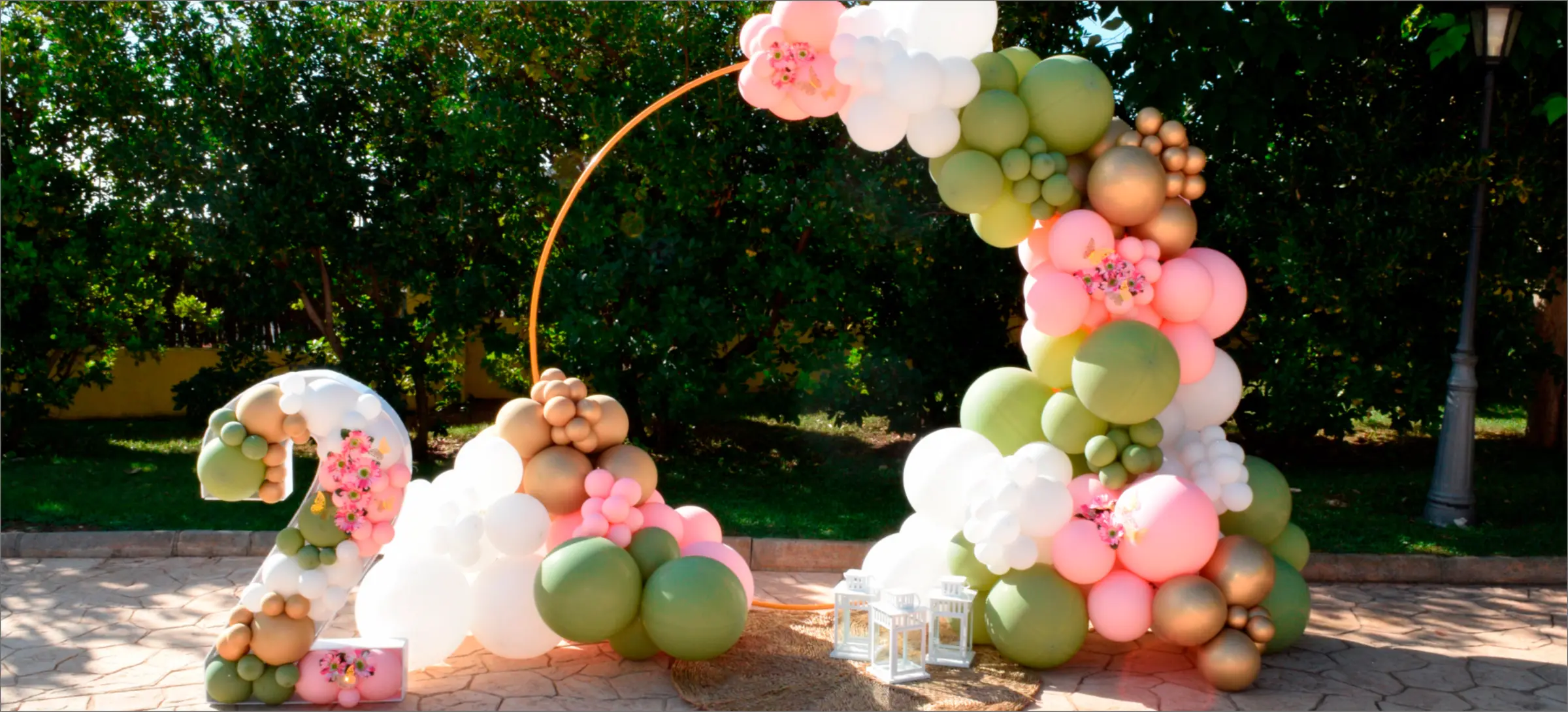 Decoración orgánica de globos para celebración al aire libre