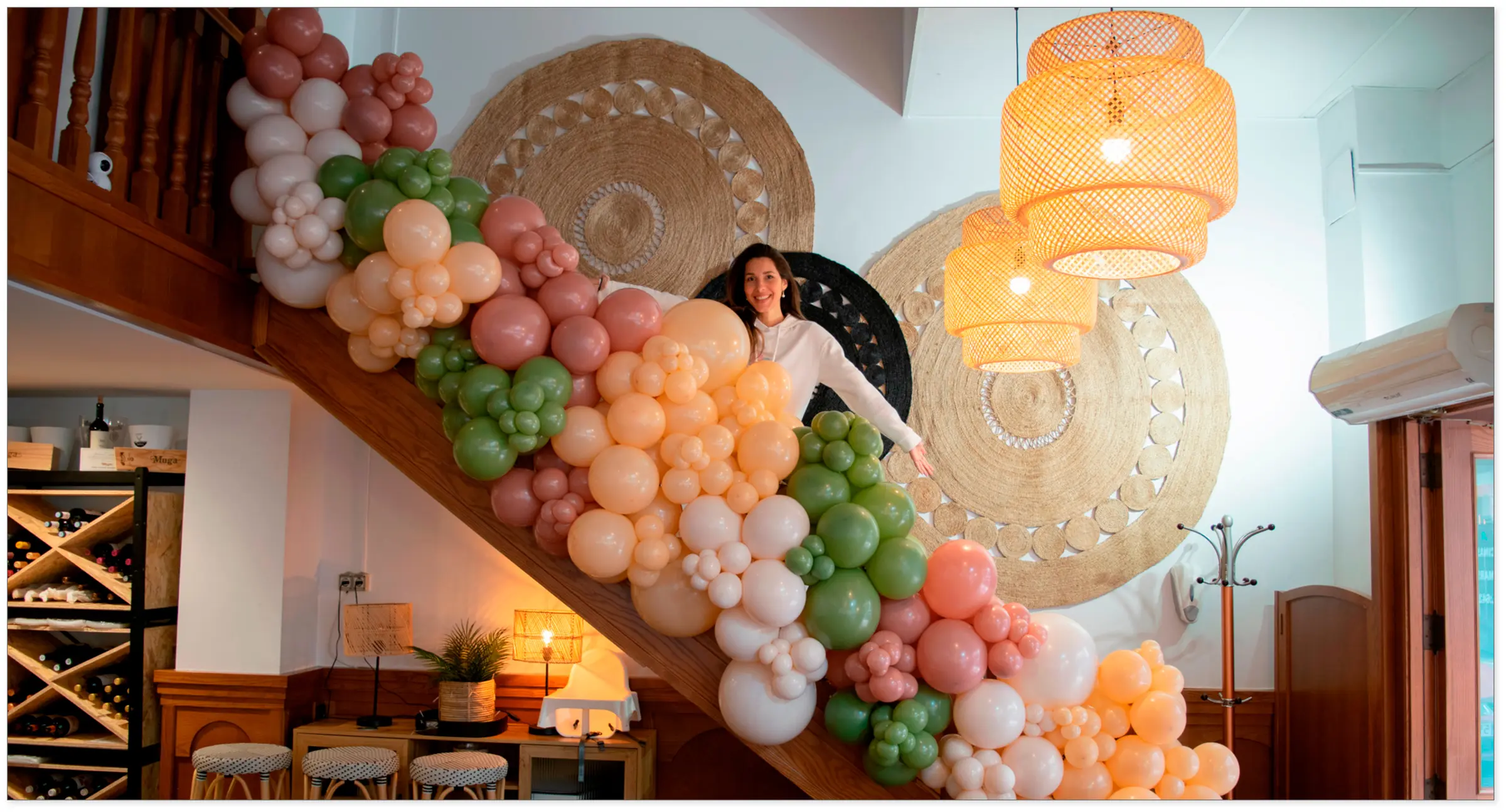 Guirnalda de globos decorando una escalera