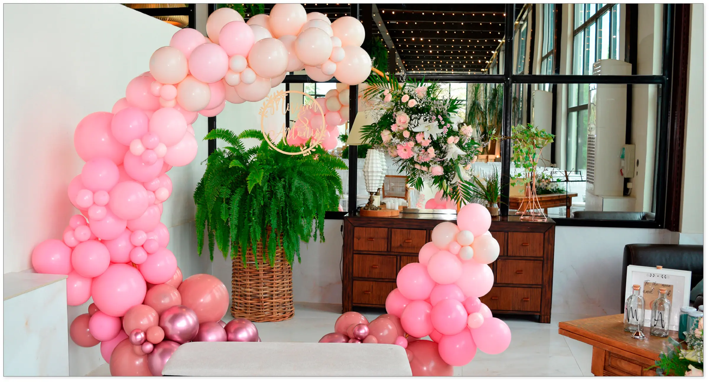 Arco de globos rosa en un espacio elegante